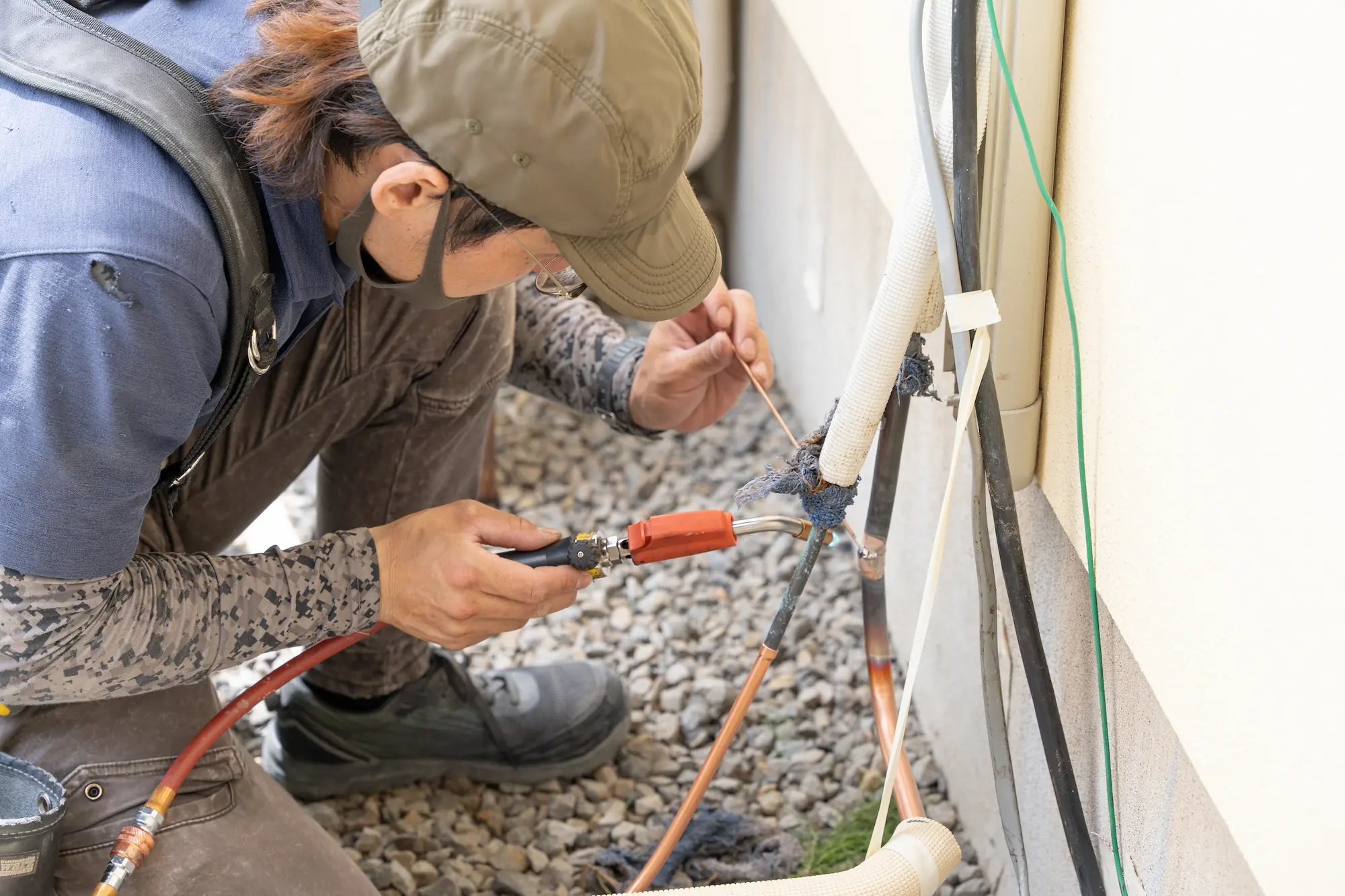 エアコン配管溶接風景