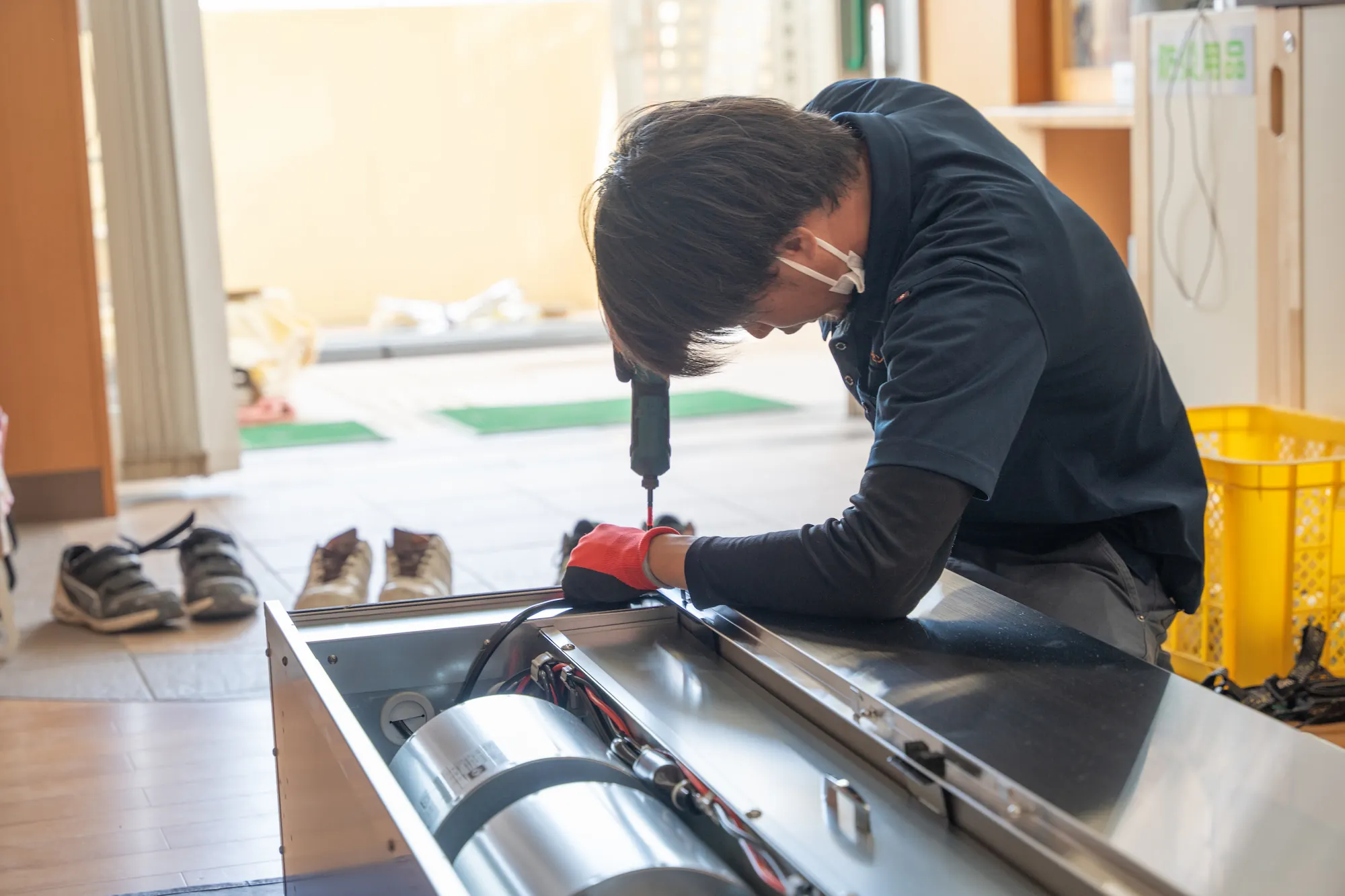 大型エアコンの組み立て風景