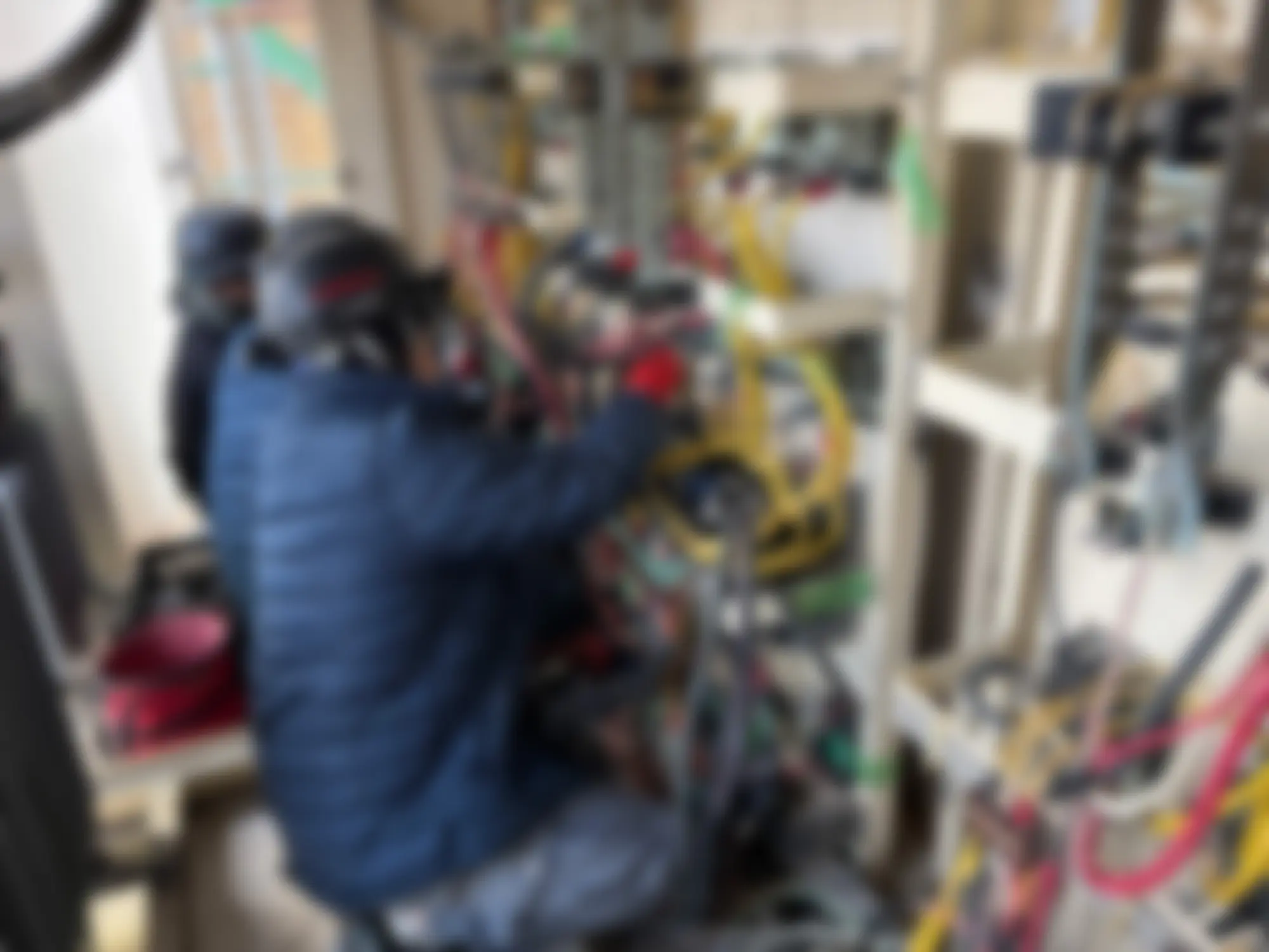 キュービクル内のブレーカー更新作業内観