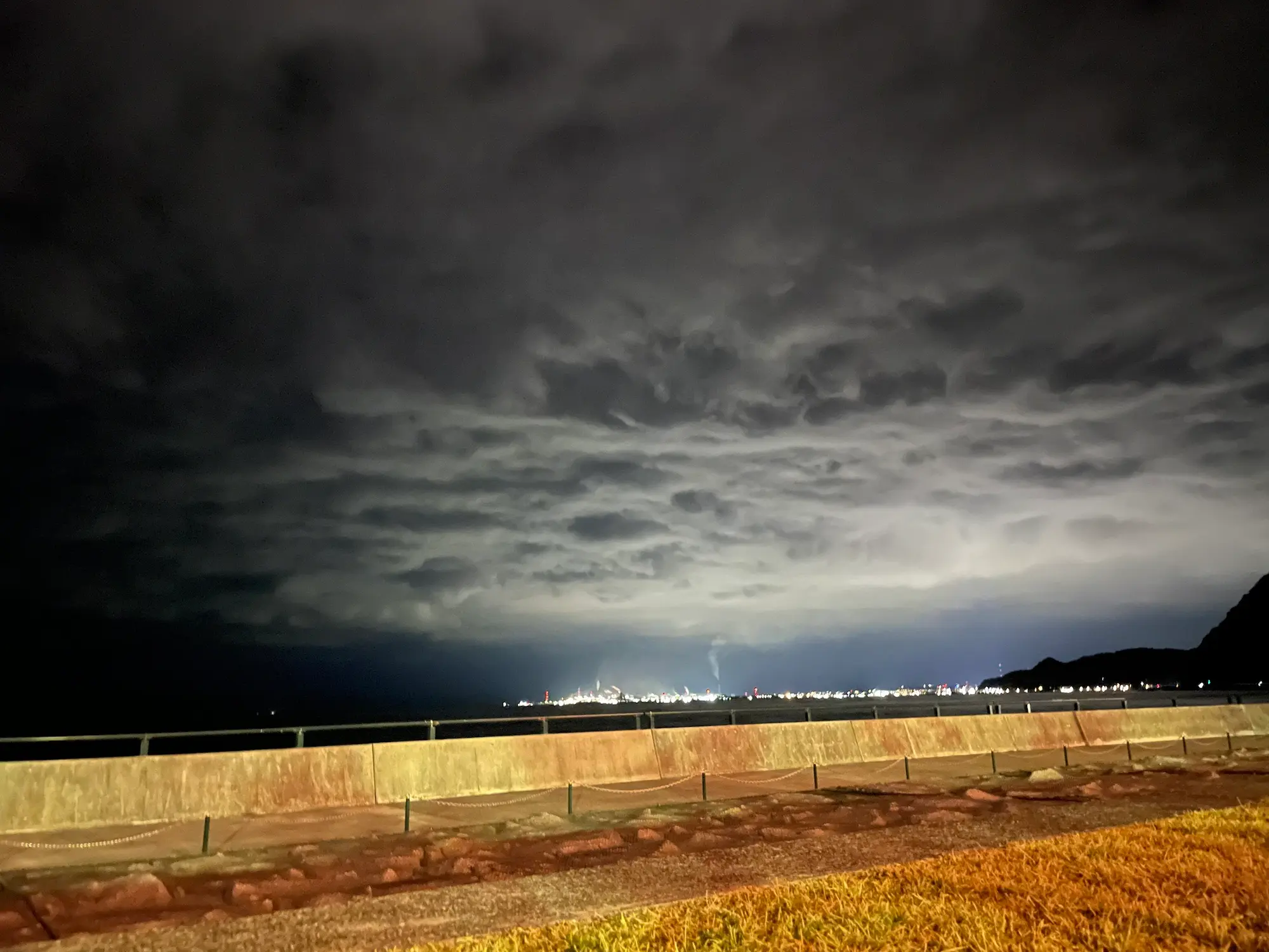 夜間作業前の大分の海辺の絶景